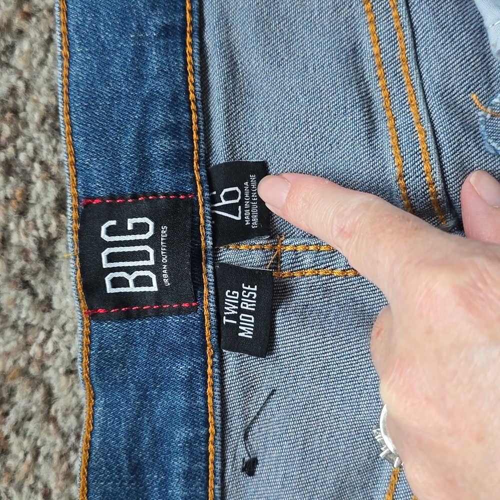 BDG Urban Outfitters Twig Mid Rise Jeans Split Hem Blue Denim Size 26 - Picture 4 of 7